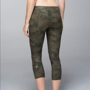 Lulu Savasana Camo Inspire Crops Sz 6