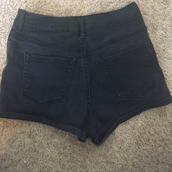 Black short shorts - Picture 2 of 5