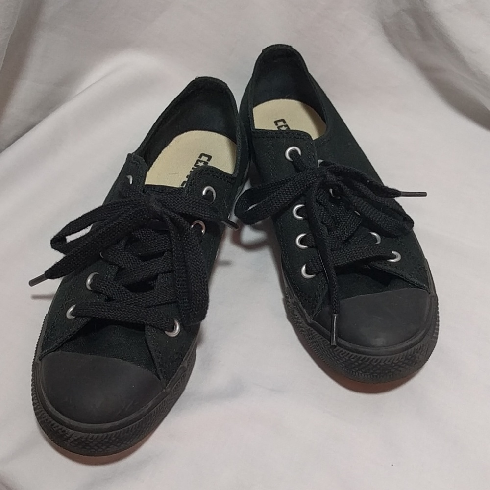 All black Converse sneakers wm sz 7