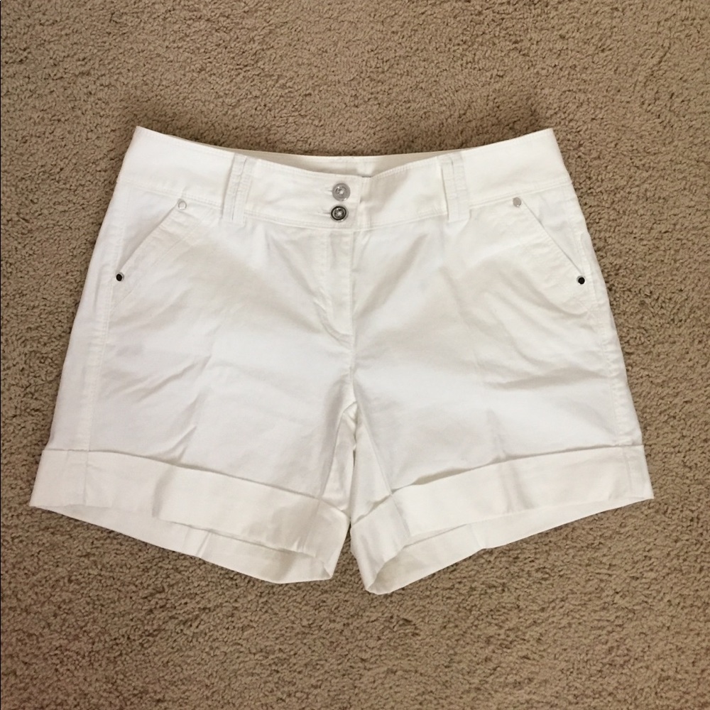 Adorable! 🎉 White cuffed shorts, size 00.