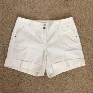 Adorable! 🎉 White cuffed shorts, size 00.