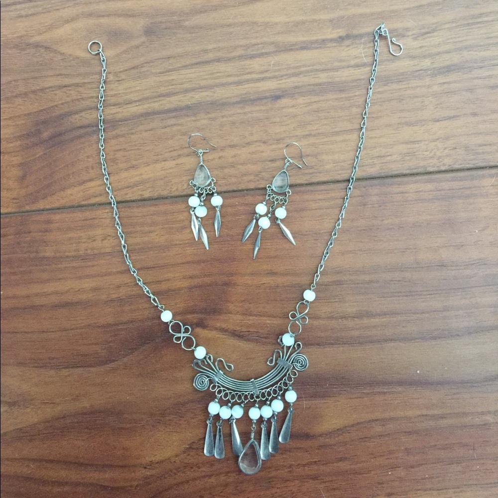 Silver alpaca necklace and earrings set in white