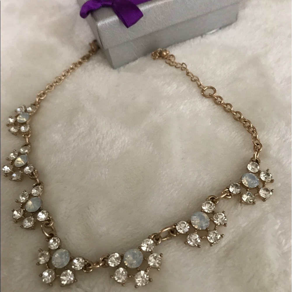 Beautiful crystal/stone necklace 🌸