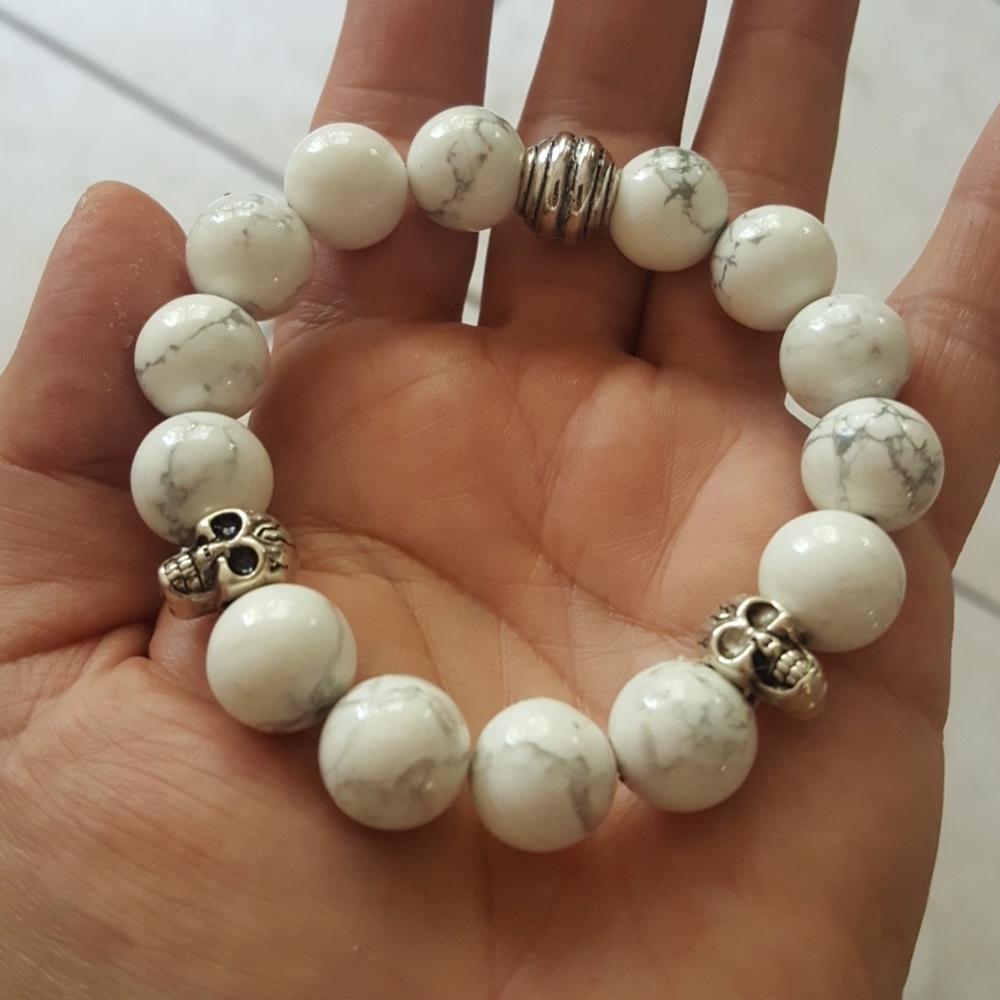 White buffalo stone skull 8mm bead bracelet nwt