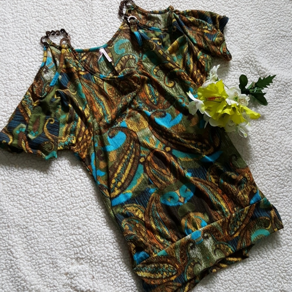 🌻Vintage style cold shoulder top