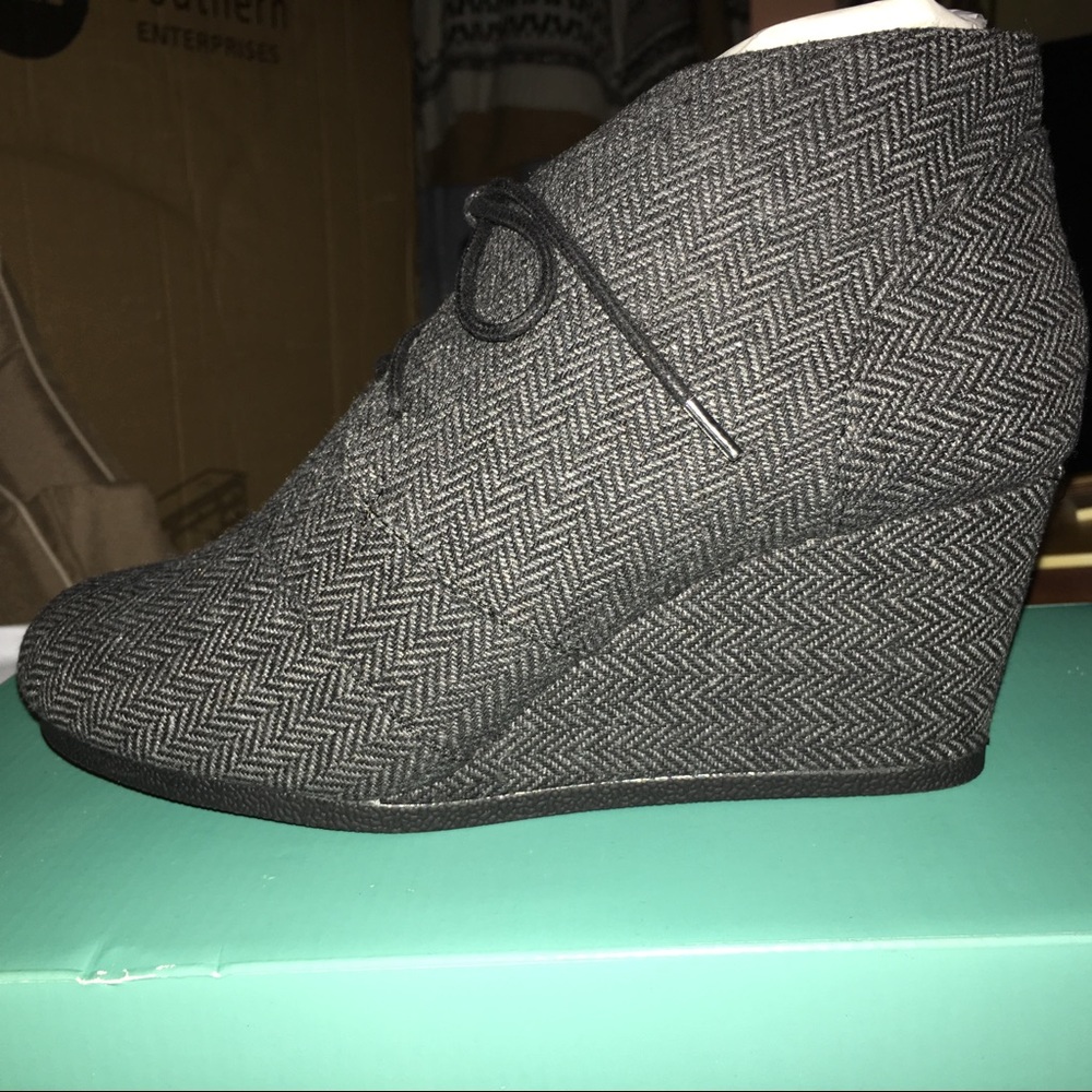 Maurices size 11 black combo wedge