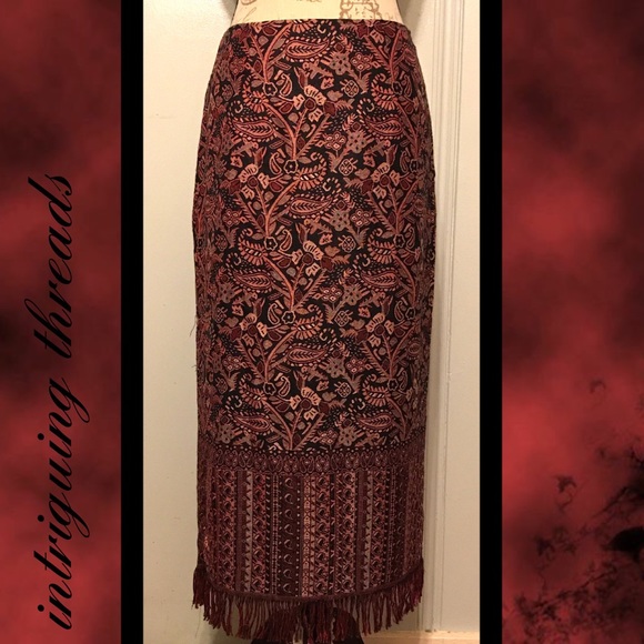 INTRIGUING THREADS - Picture 2 of 5