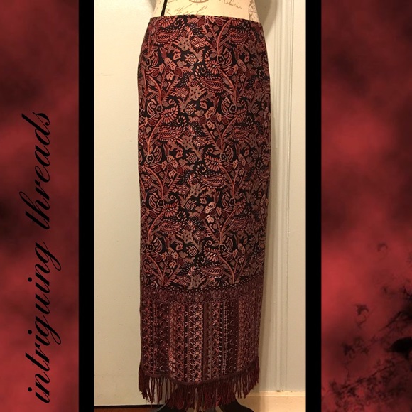 INTRIGUING THREADS - Picture 3 of 5