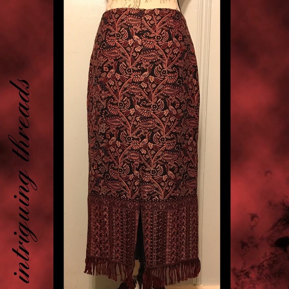 INTRIGUING THREADS - Picture 4 of 5