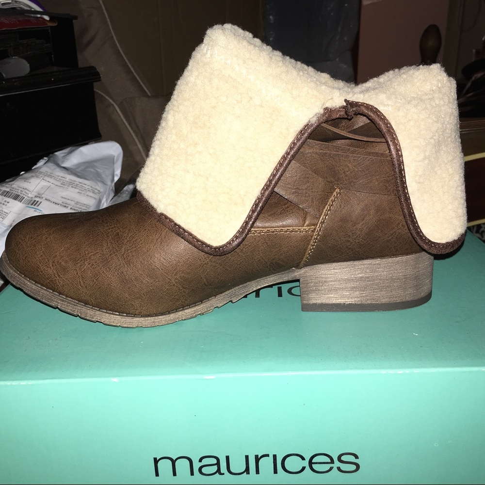 Maurices brown Sherpa bootie in size 11
