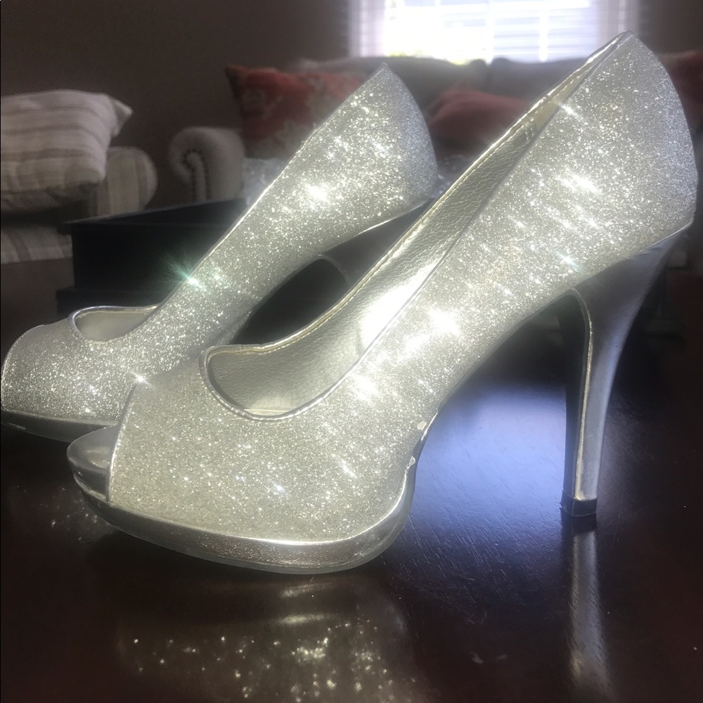 Sparkly silver pumps!