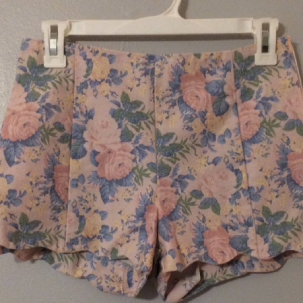 Scalloped Tapestry Short
