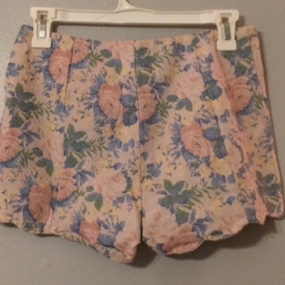 Scalloped Tapestry Short - Picture 2 of 2