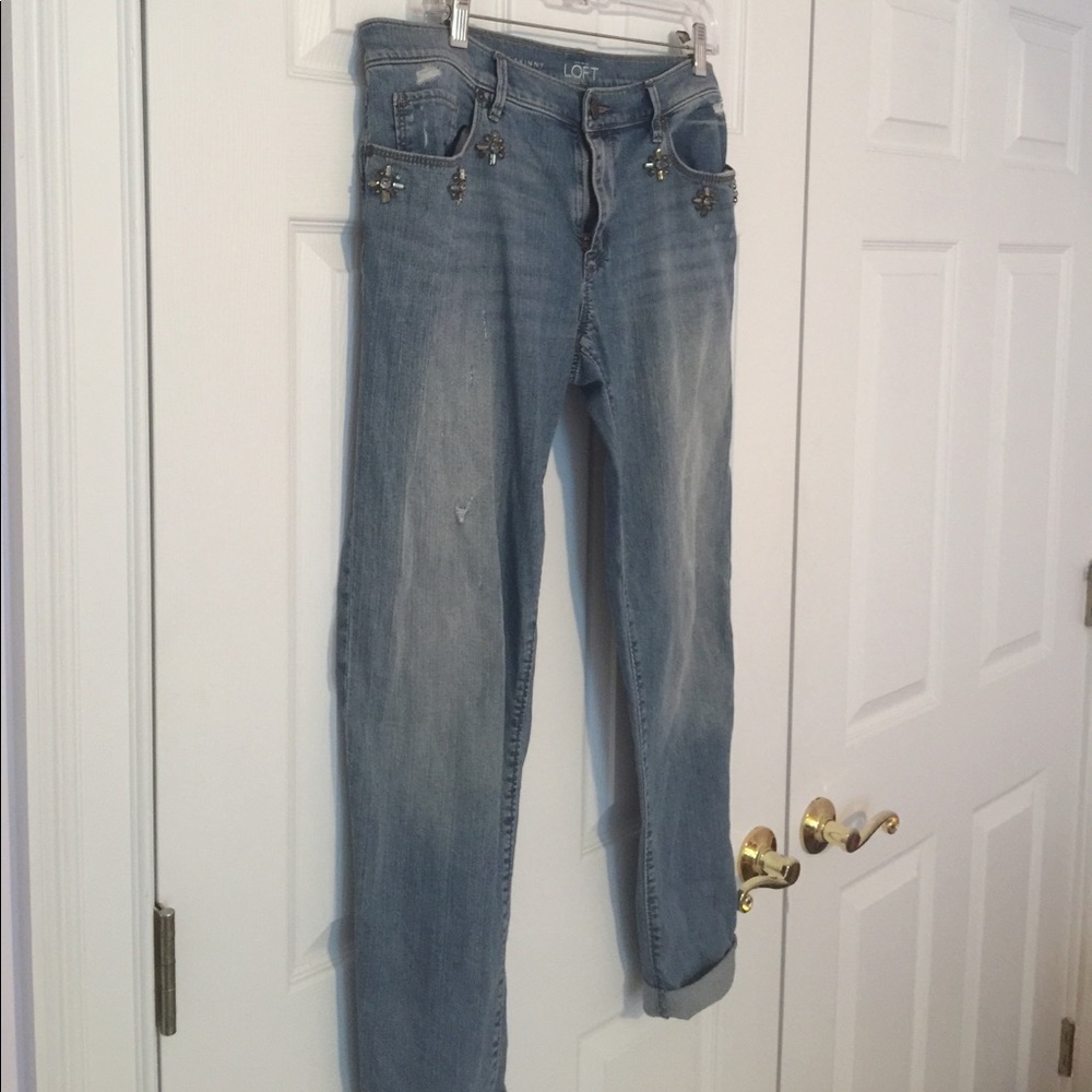 Distressed jeans with embellishment