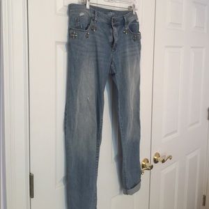 Distressed jeans with embellishment