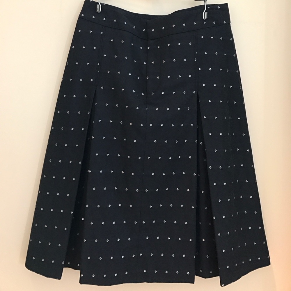 Navy skirt with pleats and small flower print
