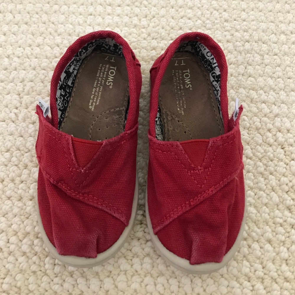 Tiny TOMS red canvas - size 7