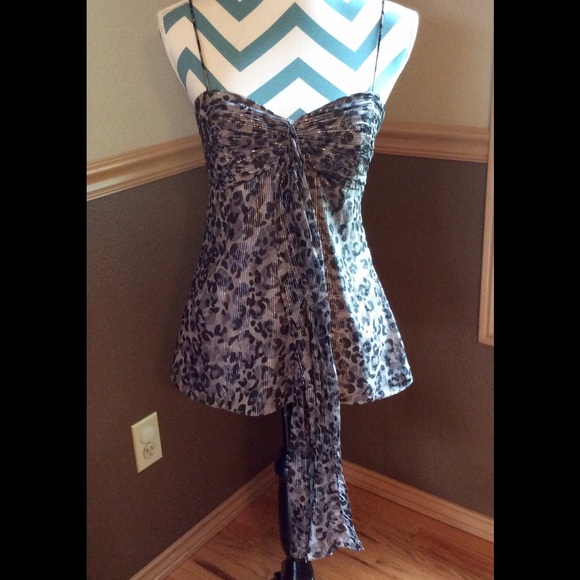 Laundry By Shelli Segal Tops - 💕New listing💕 Laundry sleeveless blouse.
