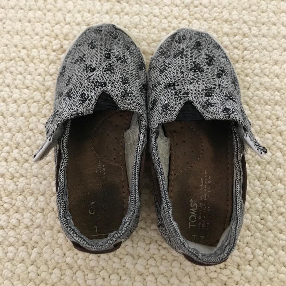 Tiny TOMS Gray Skull&Bones Boat Classics - Size 7