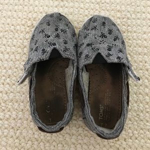 Tiny TOMS Gray Skull&Bones Boat Classics - Size 7