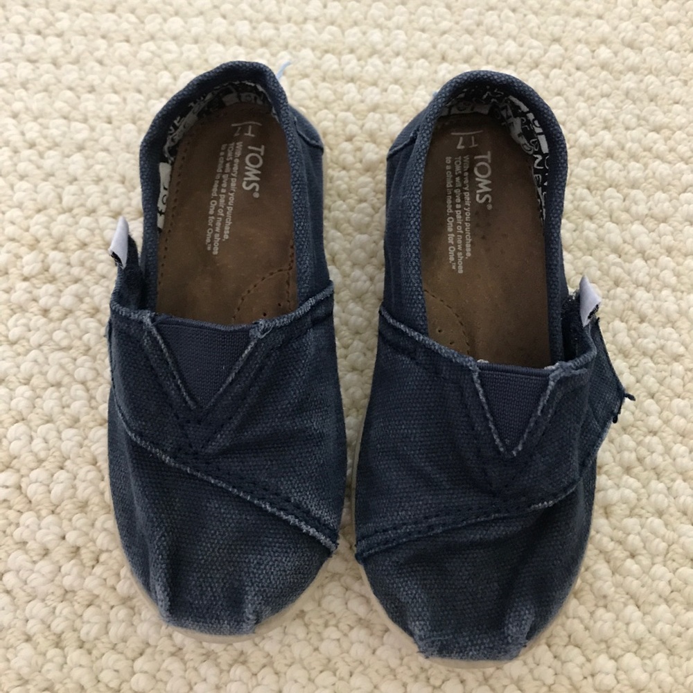 Tiny TOMS navy canvas classics - Size 7