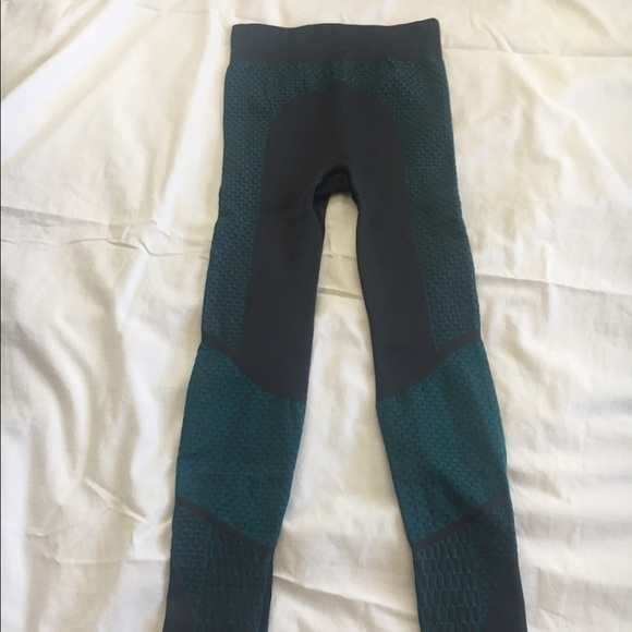 Lululemon leggings. Size 2 - Picture 3 of 4
