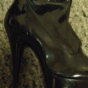 Black boots size 13