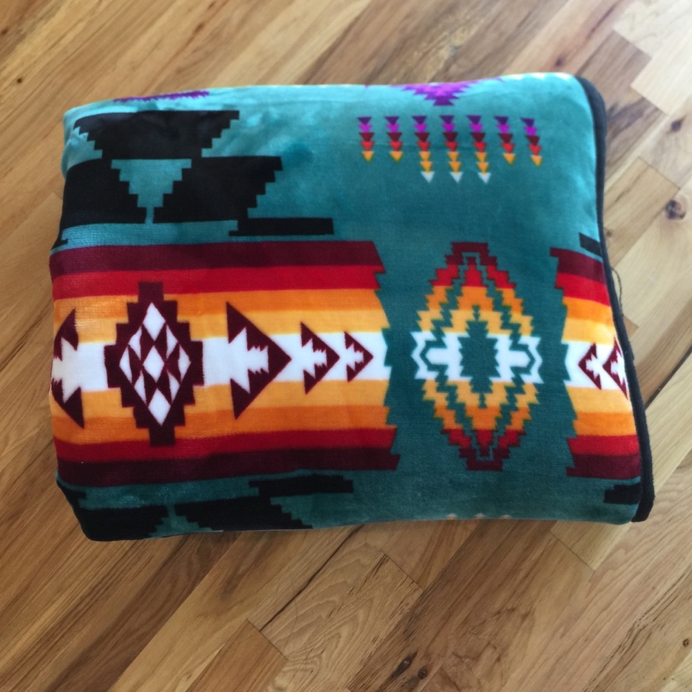 Queen sized Pendleton inspired Mink Blanket. BN