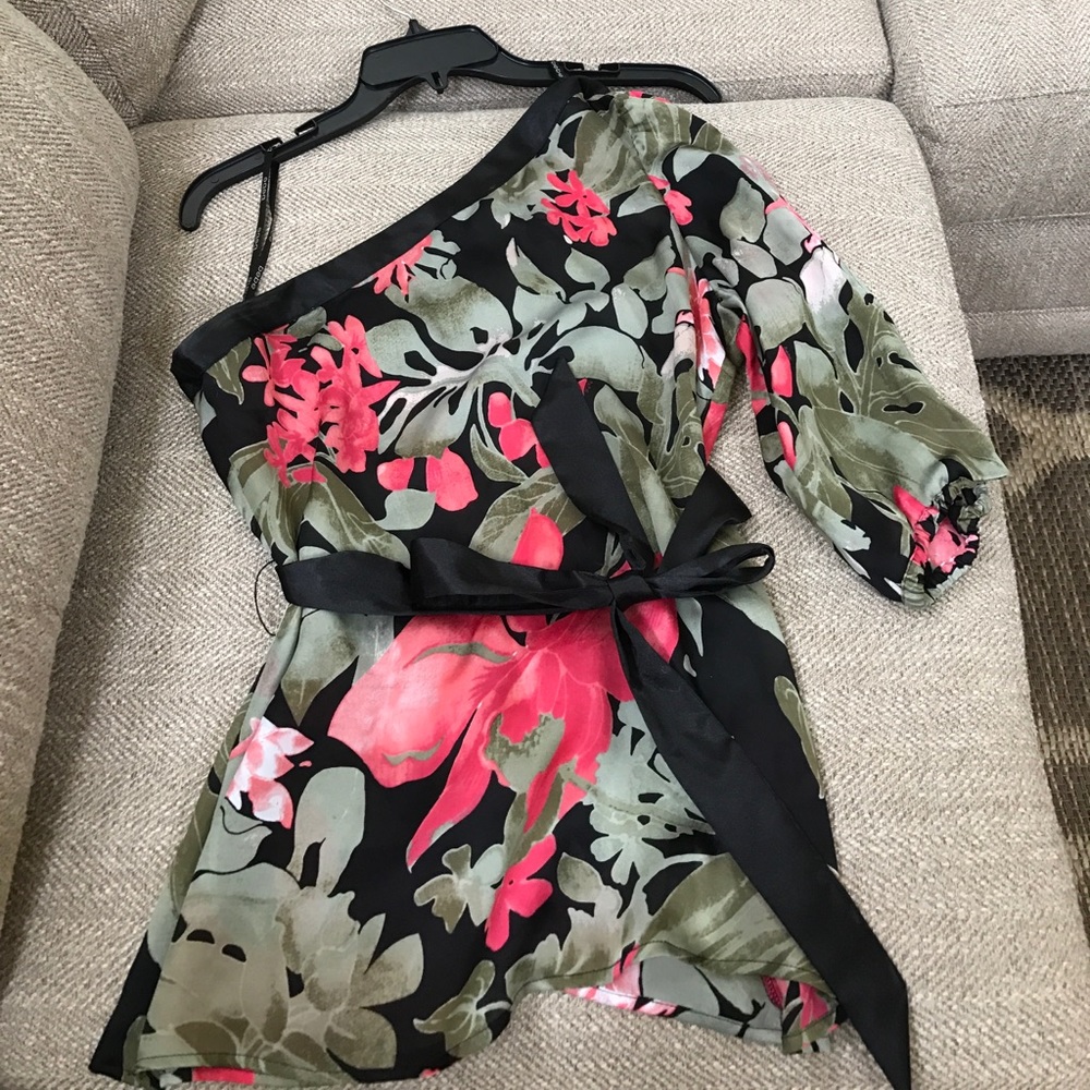 One shoulder bebe shirt
