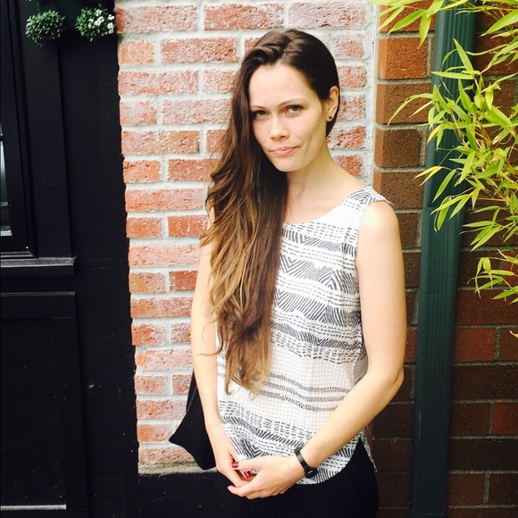 One left‼️perfect knit tank for layering - Picture 5 of 8