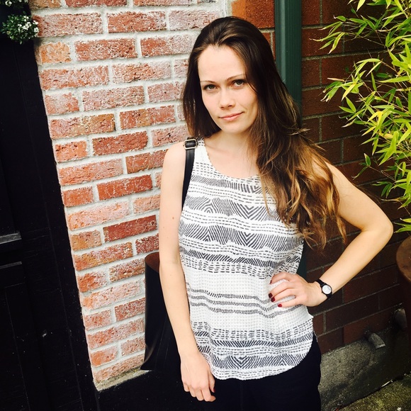 One left‼️perfect knit tank for layering - Picture 6 of 8