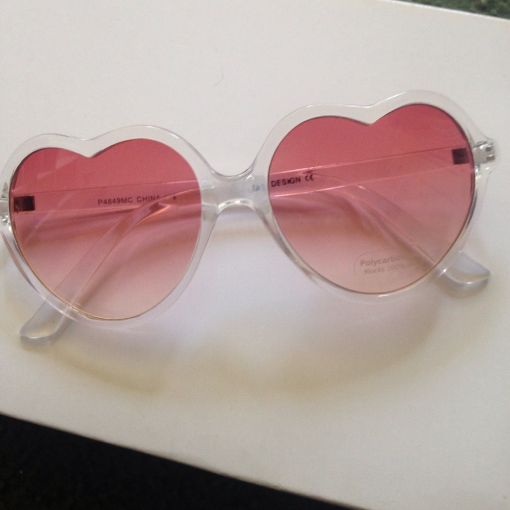 Heart sunglasses gradient color peach lenses 💕👽