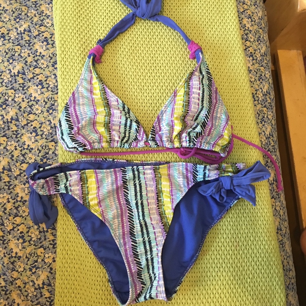 Aeropostale colorful print bikini set!