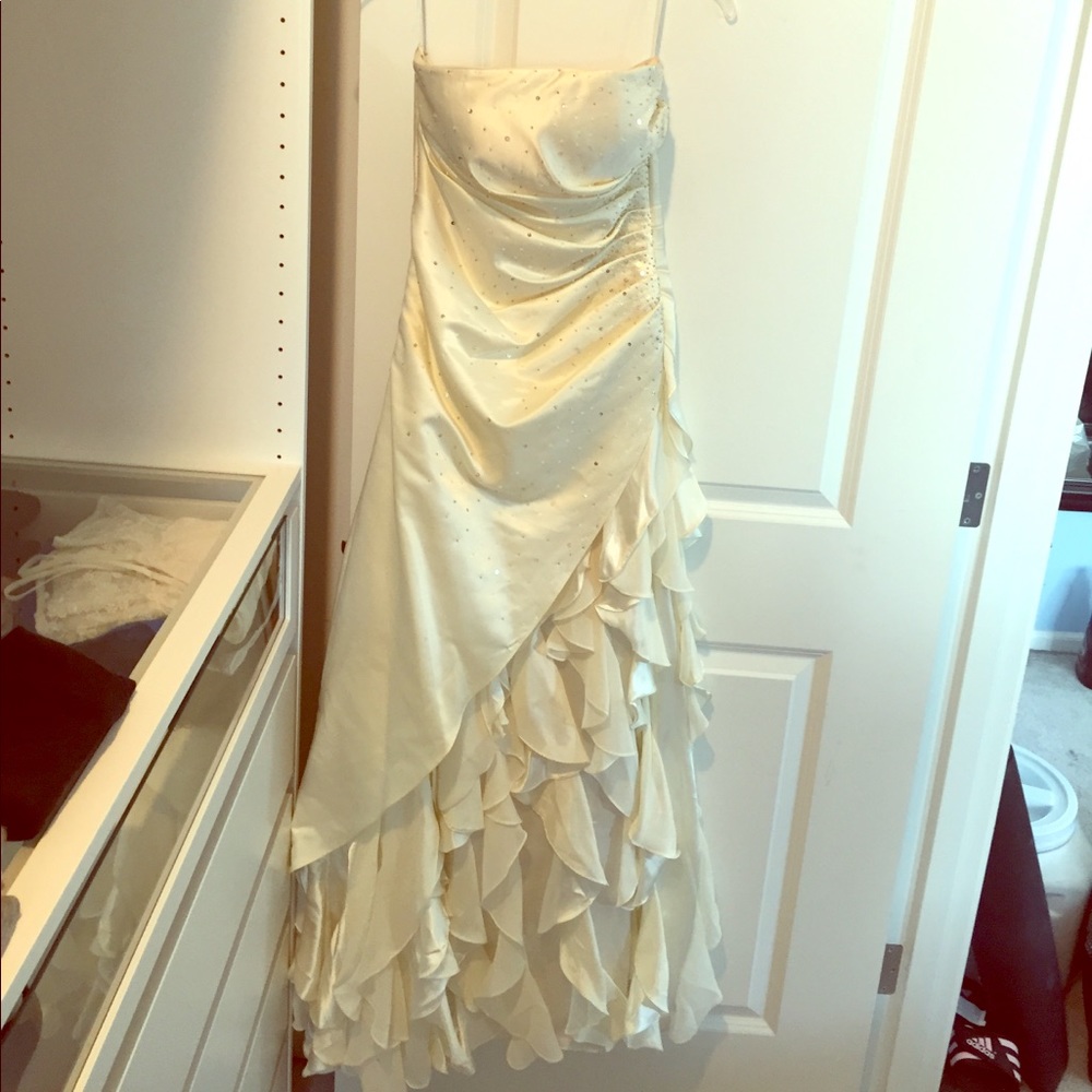 Gorgeous flowy prom dress