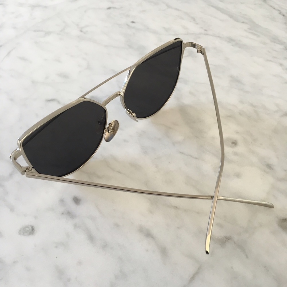 ☀️ "Whitney" Silver Mirror Cat Eye Sunglasses☀️ - Picture 4 of 6