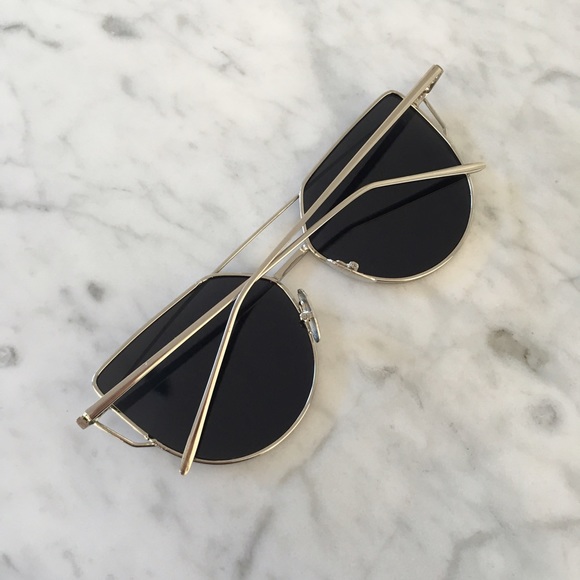 ☀️ "Whitney" Silver Mirror Cat Eye Sunglasses☀️ - Picture 3 of 6