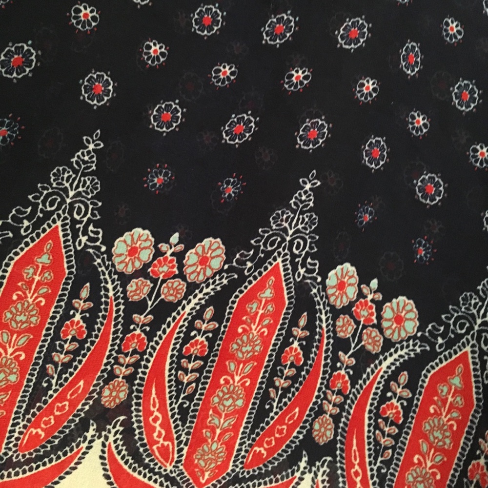 Patterned long sleeve blouse. - Picture 3 of 4