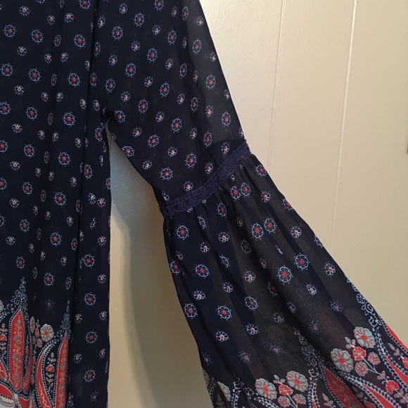 Patterned long sleeve blouse. - Picture 2 of 4