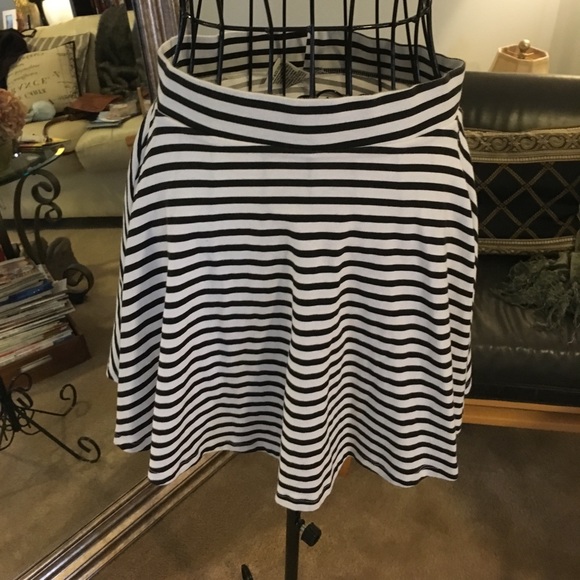 Pink VS pull on skirt - Picture 4 of 5