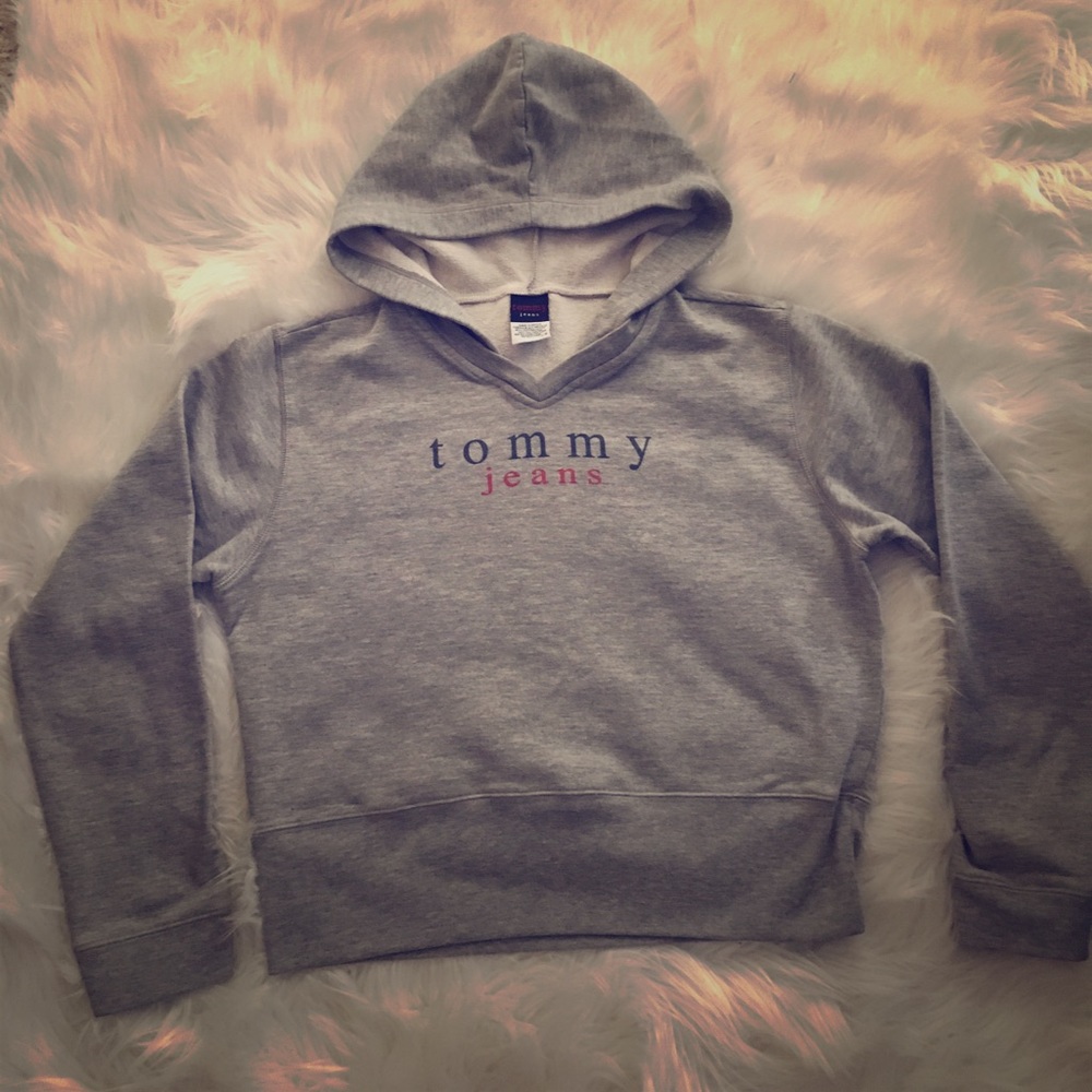 💙Tommy Hilfiger Sweatshirt in gray.
❤️SIZE LARGE
