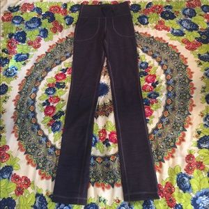 Lululemon leggings fits sizes 0,2,4