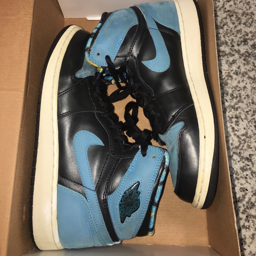 Jordan's blue & black 1's