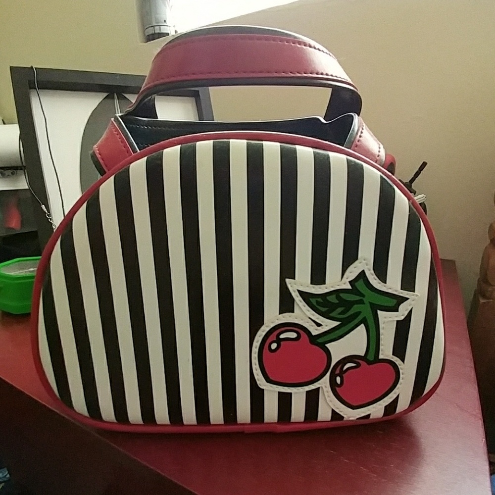 Addicted cherry purse