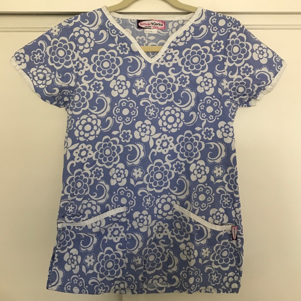 Scrub works blue floral scrub top with pockets