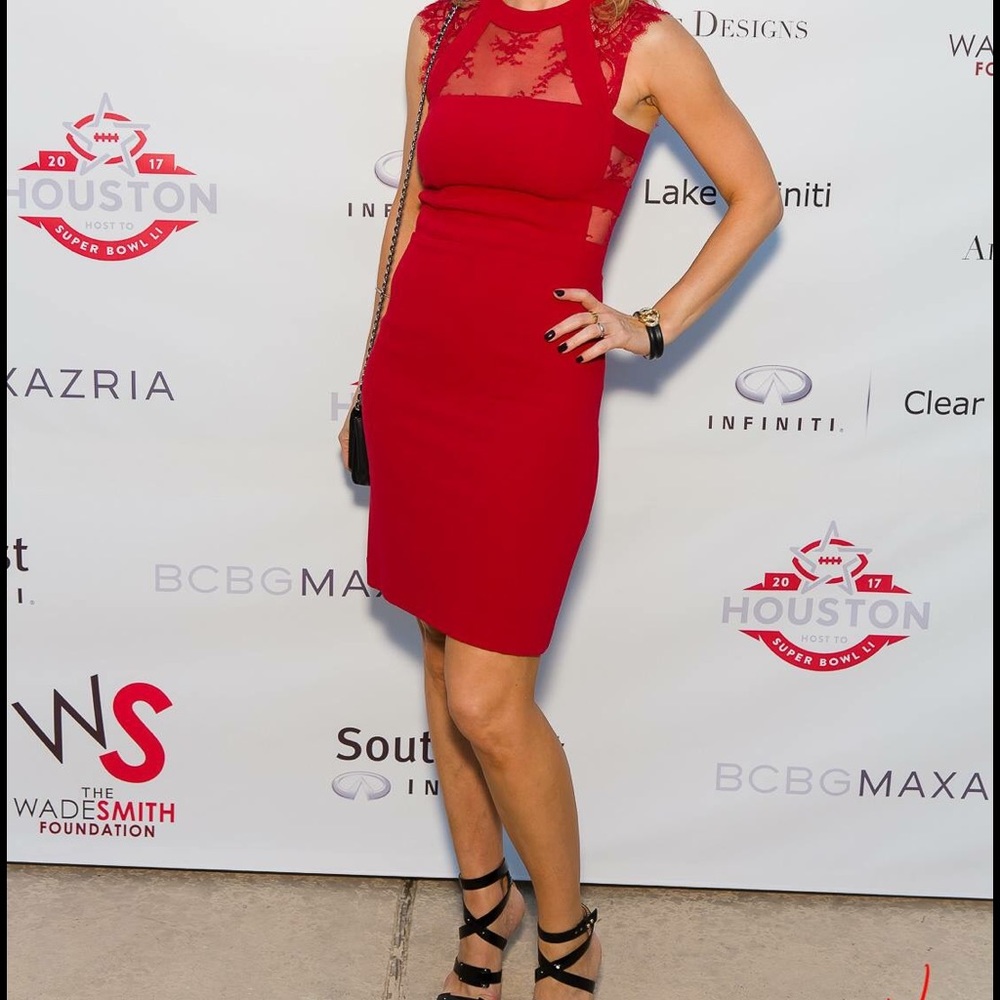 Gorgeous cocktail dress. Great back laces.