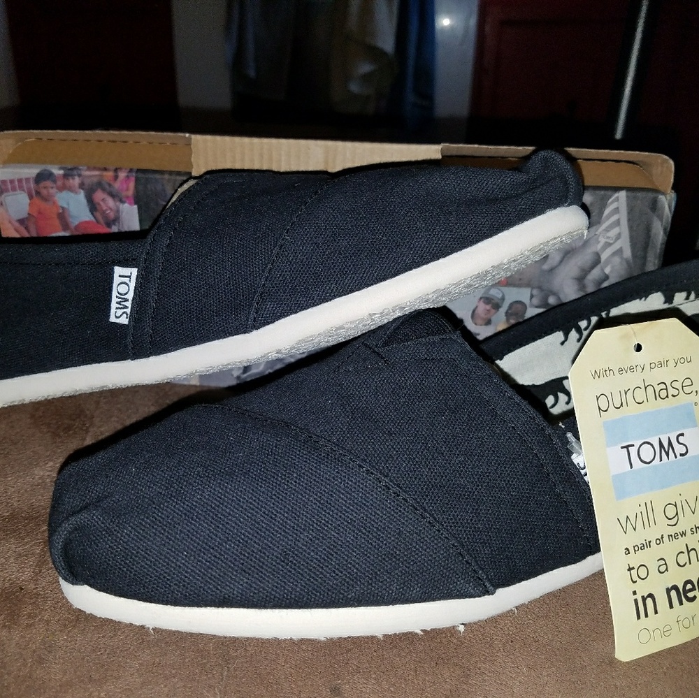 NIB TOMS black women's slip on shoes