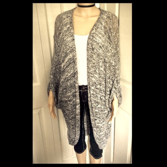 Black/White Knit Kimono Top - Picture 2 of 3