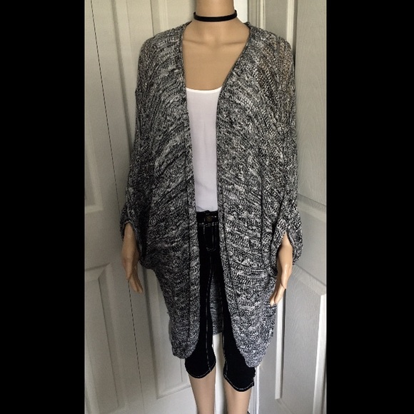 Black/White Knit Kimono Top - Picture 3 of 3