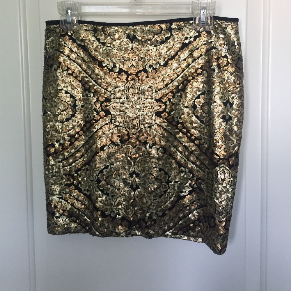 Completely gold sequence skirt
