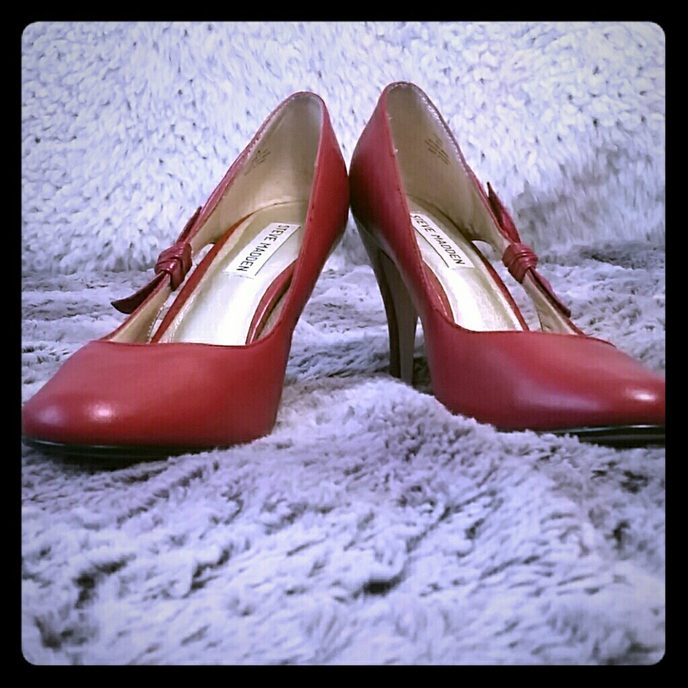 Genuine Steve Madden red leather pumps